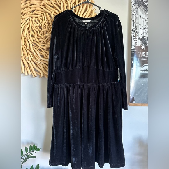 Terra & Sky Keyhole Velvet Dress - Picture 1 of 11